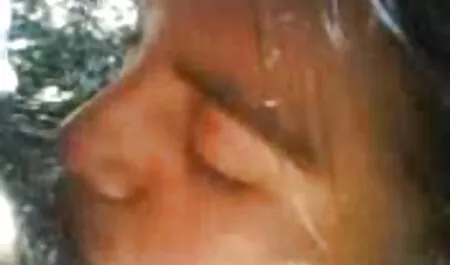 Mužjak je stavio pilić na simulator filme porno gratis na net i lizao joj pičku