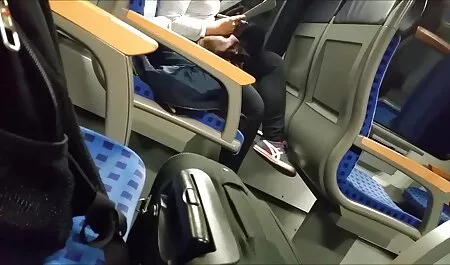 Beba nije imala filmeporno hd vremena da skine čizme, a već su je dva momka rastrgala