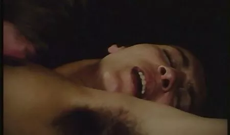 Papar filmeporno xx prstima prinese svoj veliki kurac