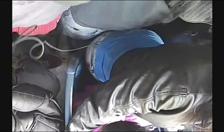 Čovjek frustrira analnog debelog drolja svojim penisom, na stražnjici kojem sperma s filme porno n prethodnog jebenog pića još uvijek nije presušila