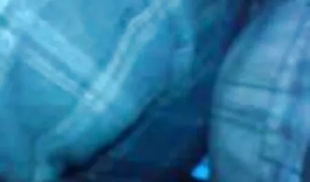 Prsata kuja u filmeporno onlain crvenoj haljini miluje svoju pičku