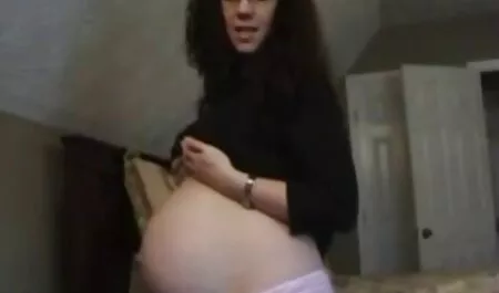 Kučka u pantyhose sjedila je filmemporno maca na djevojčinim ustima