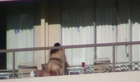 Sandra de Marco udara mačku jednim prstom filmeporno hamster