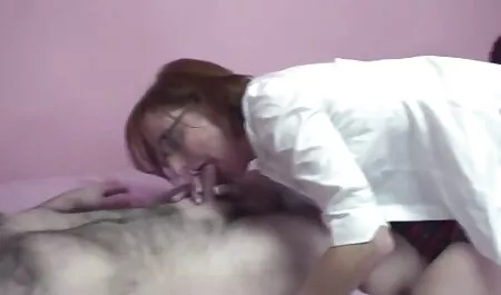 Mlada, seksi studentica bila je između dva debela člana, no ona filme porn