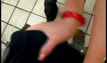 Čovjek sisa filme porno xnxxcom dildo, odgurne mu kurac i umetne dildo u točku