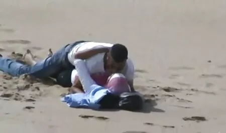 Slatka maserka daje seksi i filme porno n oralnu masažu zrelom muškarcu